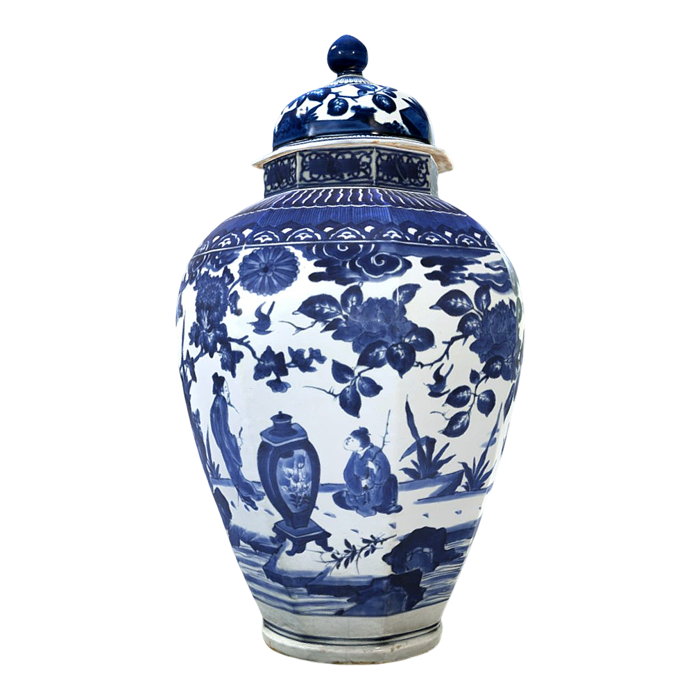 Seventeenth-century relics have field underglaze blue and blue flower vase